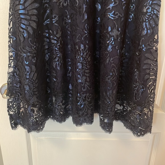 Lace and sheer bodice cocktail dress - Picture 3 of 7